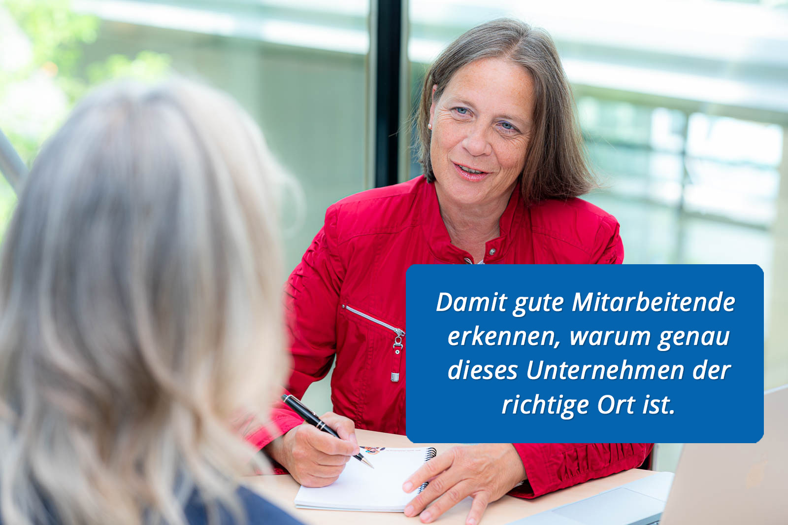 Heidrun Peschen, PR & Marketing, mit Kundin im Gespräch zum Thema Employer Branding