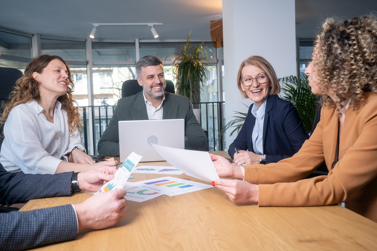 Employer Branding – Mehrere Personen im Gespräch am Tisch mit Notizen, konzentrierter Klärungsmoment