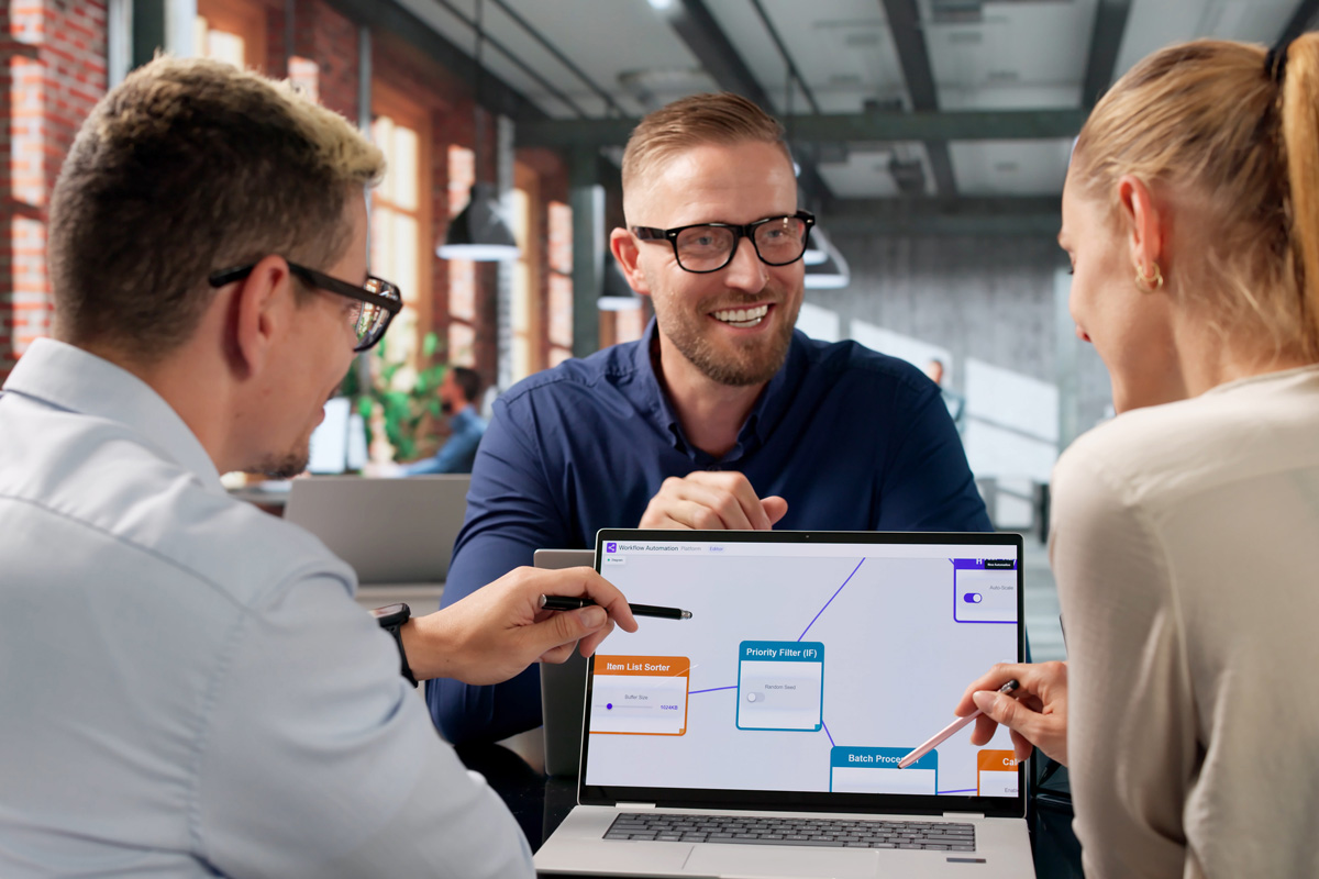 Employer Branding – Recruiting mit System und KI, 3 Personen am Tisch mit Laptop
